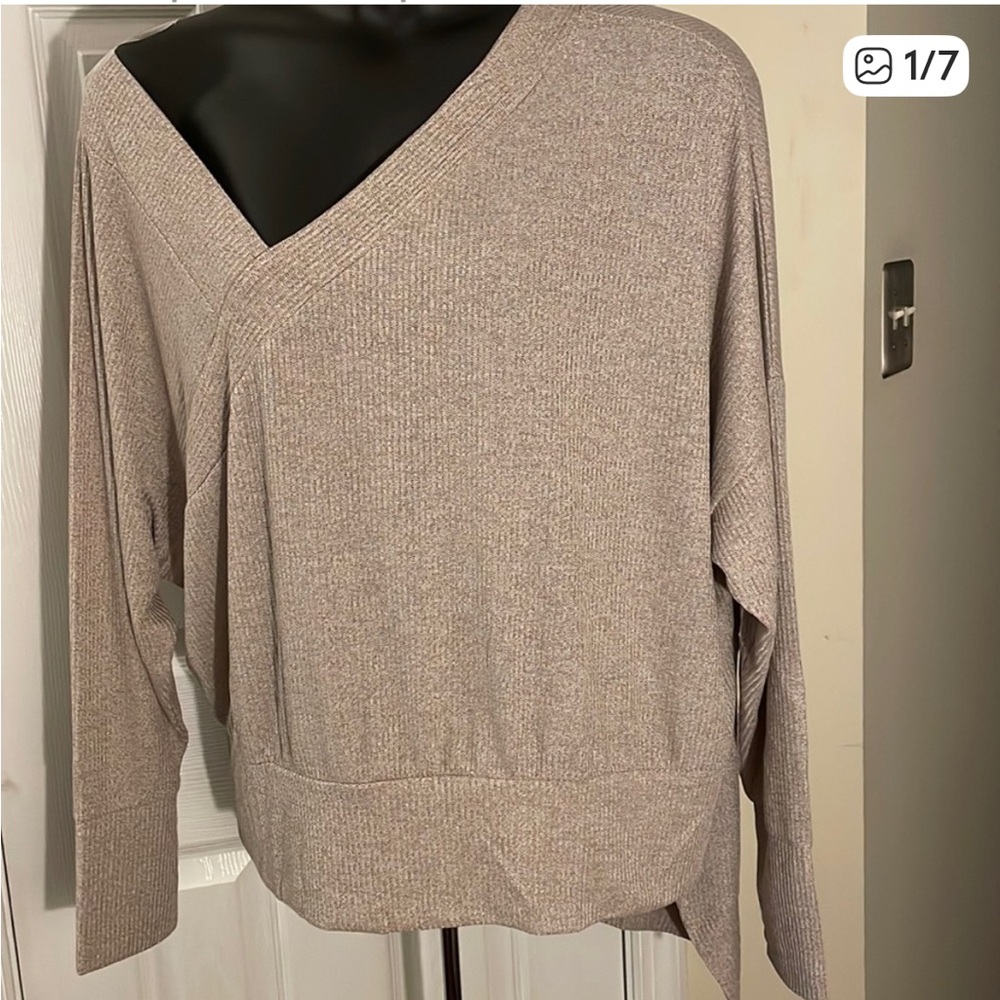 Stella & Dot Textured Knit Top in Taupe w Asymmetric V-neck and hem 1X